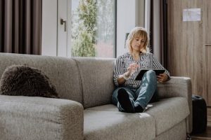 Smart Mirrors: AI Recommending Outfits in Fitting Rooms